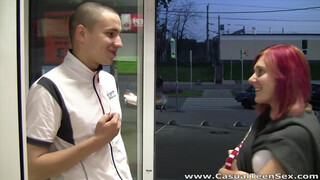 Lila hajú csaj gyors vad dugása
