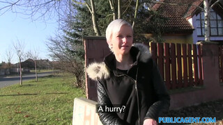 Cseh csaj kopasz puncikája utcai baszás
