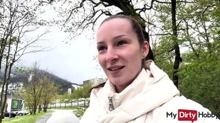 Nyilvános forró szopás tinivel idegen farkánál