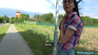 Félénk réti szépség vadul élvezi a nyilvános dugást
