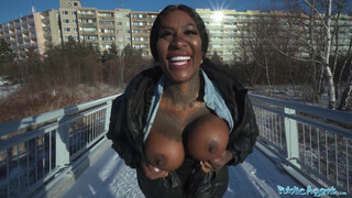 Josy Black hatalmas mellű fekete milf nyilvánosan