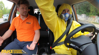 Vegyi ruhás csaj Fake Driving Schoolban baszva