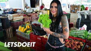 Latina milf érett puncija mélyen tömik tele