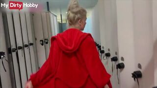 Cheerleader szopás öltözőben nedvesen