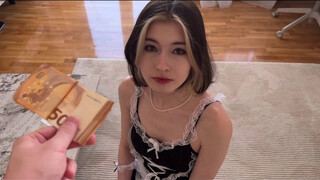 Cutie Kim pénzért kínálja szűk puncáját