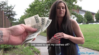 Lara Fox utcai baszás pénzért nyilvánosan