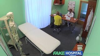 Szőke orosz beteg nyalja az ápolónő szaftos puncáját