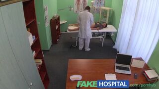 Diák lány alapos pina vizsgálat klinikán