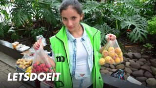 Latin milf Mary arcát spricceli a sperma zuhany
