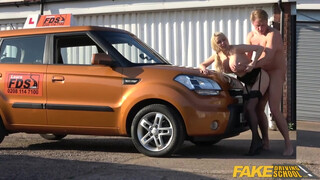 Autósuli csaj motorháztetőn baszik velem