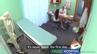 Doktor keményen baszza szexi ápolónőt vizsgálóban