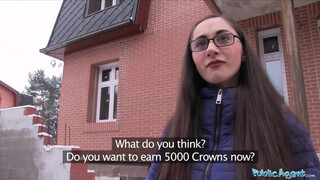 Szemüveges okos tinicsaj nyilvános agenttel szexel