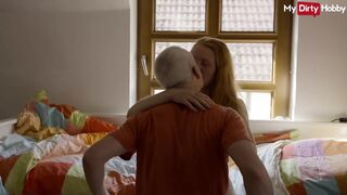 Szőke tini nyögve kapja az öreg hatalmas farkát