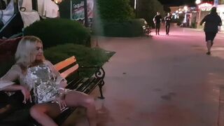 Őrült orosz csaj masturbál és pisil a nyilvános utcán