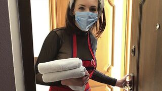A szobalány visszatér a régi szállodába csábító kebleivel