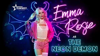 A neon démon smaragdzöld tekintete sóvárog a kemény hímvessző után