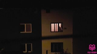 Kukucskálj két dögös leszbikusra az ablakon át, és csatlakozz hozzájuk a forró hármasra
