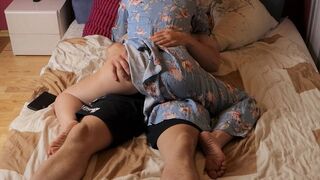 Mostohaanya rajtakapta mostohafiát a pornónál és izgató segítséggel juttatta hirtelen gyönyörhöz