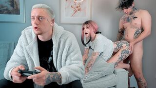 Titkon beleugrani a barátnőjébe, amíg a pasi észre se veszi