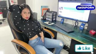 Szenvedélyes titkárnő szívja és lovagolja a főnök kemény farkát, míg a szájába nem lövell - lebukva a titkos masztizásnál