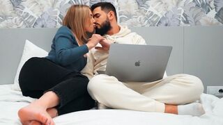 Ideális tini csábít el egy szűz fiút az első találkozáson - krémes élvezet a szűk punciban