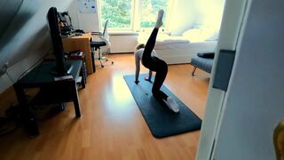 Fiatal fitnesz csaj maszturbál izgatottan, aztán keményen átvágják