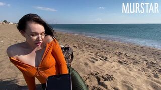 A ribanc felpörnyedt a játék interaktív csavarától és orálisan tombolt a strandon