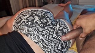 Mostoha fiam csendben bevezeti a kanapén a titkos baszást, hogy anyaék ne hallják a sóhajaimat
