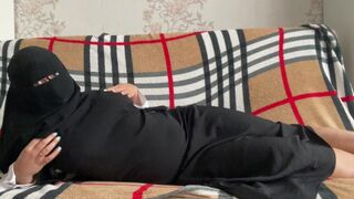 Arab szír MILF kendőben vadul élvezi a szenvedélyes szexet