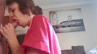 Göndör hajú MILF csókolja és simogatja a farkamat, míg kiömlök