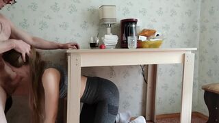 Gyors orális élvezet az asztal alatt
