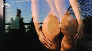 Gyönyörű seggű szőke Larajuicy egész nap a nedves punciját élvezi