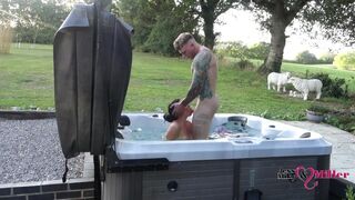 Tüzes kinti dugás a pezsgő jacuzziban egy vad hétvégén