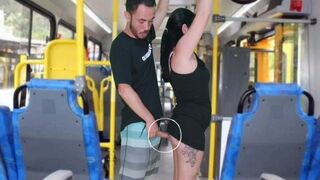Érett férfi simogatja és maszturbálja a barnát a buszon, míg el nem élvez