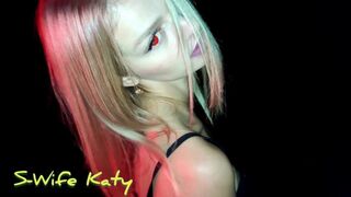 Halloween vadul Katyval: forró szopás és arcra permetezés