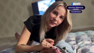Vágykeltő amatőr szőke lány forró orális játéka hatalmas fallal