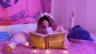 Kis tini csaj tökéletes kis seggét borítják forró lecsorgó nedűvel