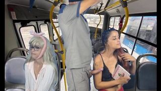 Perverz buszozó dörzsölődik vonzó nők testéhez nyilvánosan