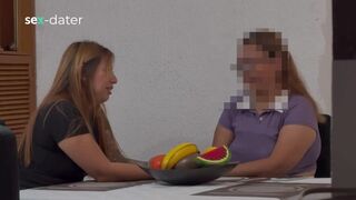 Forró érett csaj ujjai táncolnak a fiatal leszbikus nedves ölén, míg az vadul spriccelve élvez el