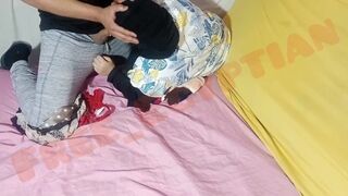 Fiatal srác vadul dugja a dögös arab milfet, kétszer is tele fröcsköli a hijabban