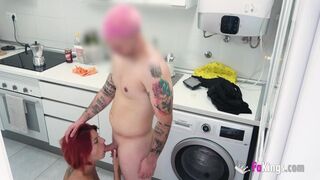 Forró vörös MILF, Alba nyálas nyelvével és nedves puncijával kényezteti mostohafia haverját a kamerák előtt