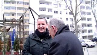 Amatőr csajszi óriási cicikkel mélyen szopja a vastag farkat, aztán brutálisan hátulról megdugva