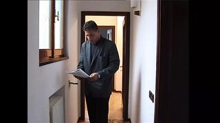 Pierre Dj kemény farkát szopja meg a kívánatos idős nő a hálószobai amatőr jelenetben