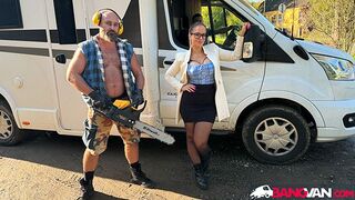Jennifer Mendez szenvedélyes közösülése a furgonban az izmos favágóval