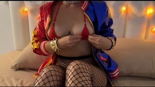 Ufo keményen döngeti a csábító Harley Quinn minden lyukát a parányi piros bikiniben