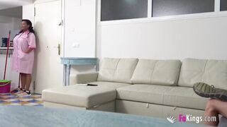 FaKings: Dögös takarítónő mohón nyalja végig ügyfele vastag farkát