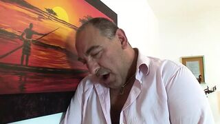 Roberto Malone vastag farkát nyelvelgeti a kíváncsi lány a La Figlia Prediletta 4. rész retro hangulatában