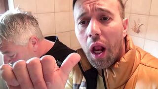 Titus Steel vastag farkát nyalja egy dús keblű szőke milf amatőr jelenetben