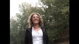 Két szőrös puncijú MILF forró leszbikus élvezete Alessia Donatival