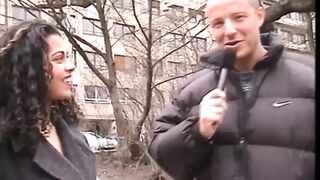 Nagydudás fiatal fekete csaj seggét döngetik két vastag amatőr farokkal, miközben torkolják a száját